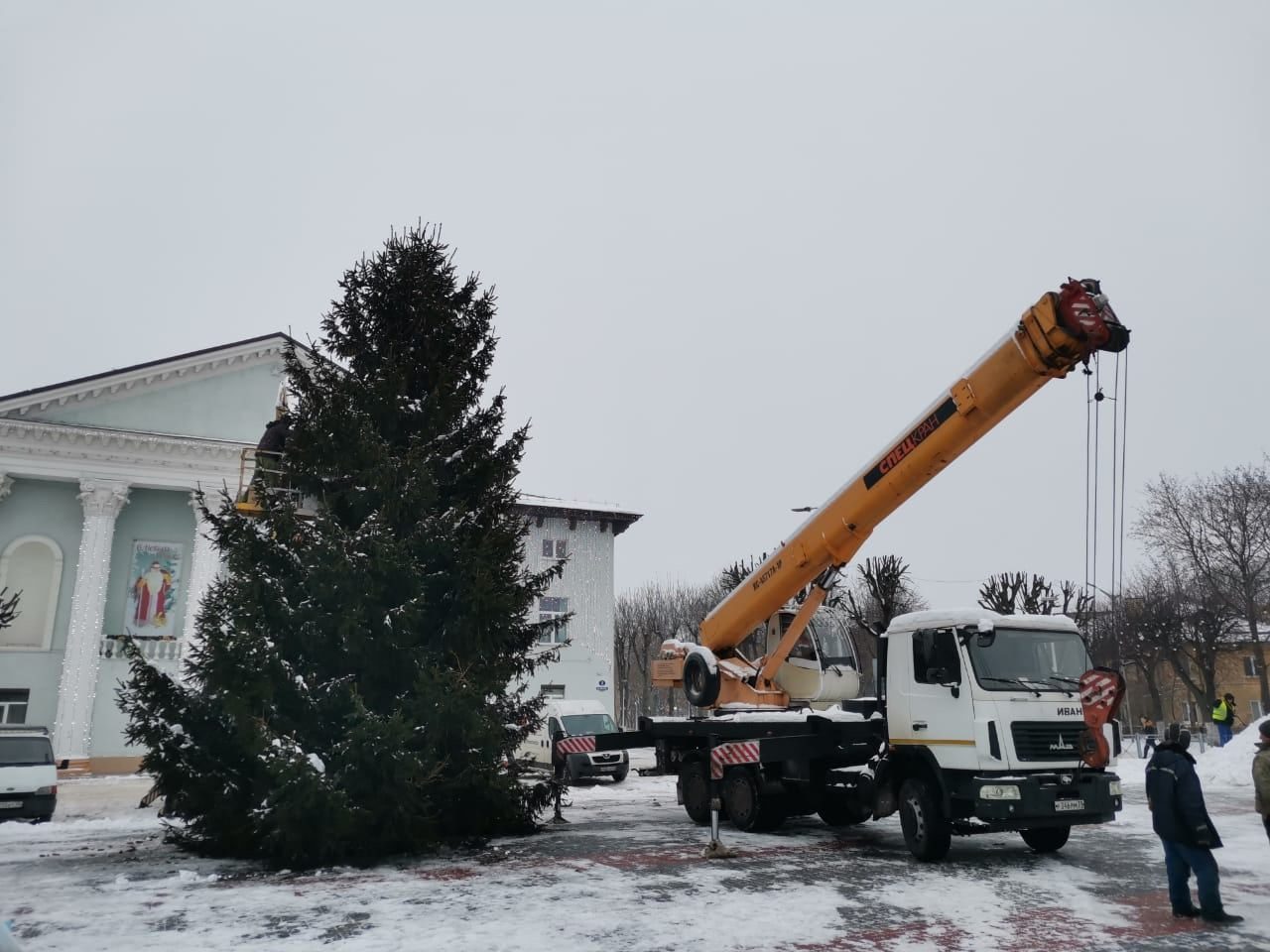 Installation of a city Christmas tree in Svetly